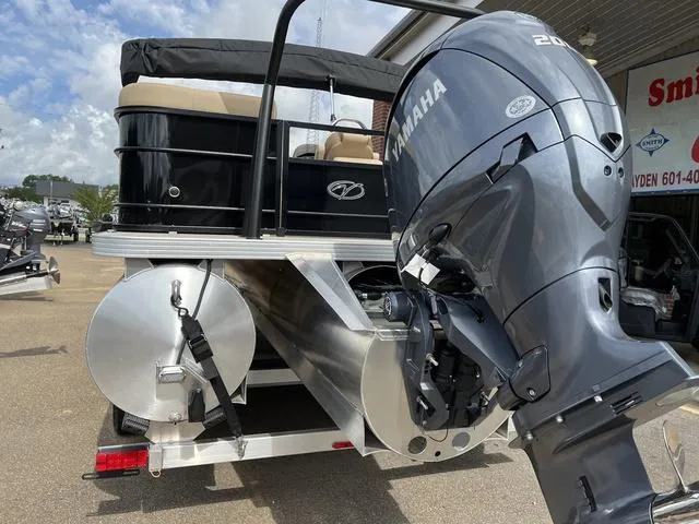 Slide: The Image of Veranda VR22RC Luxury Tri-Toon 2024 - 9