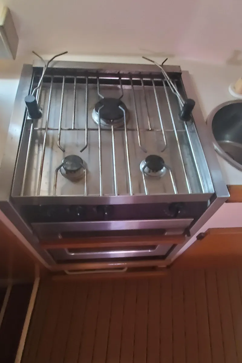 Slide: The Image of 1992 Fountaine Pajot Antigua 37 yacht kitchen stove and oven - 34