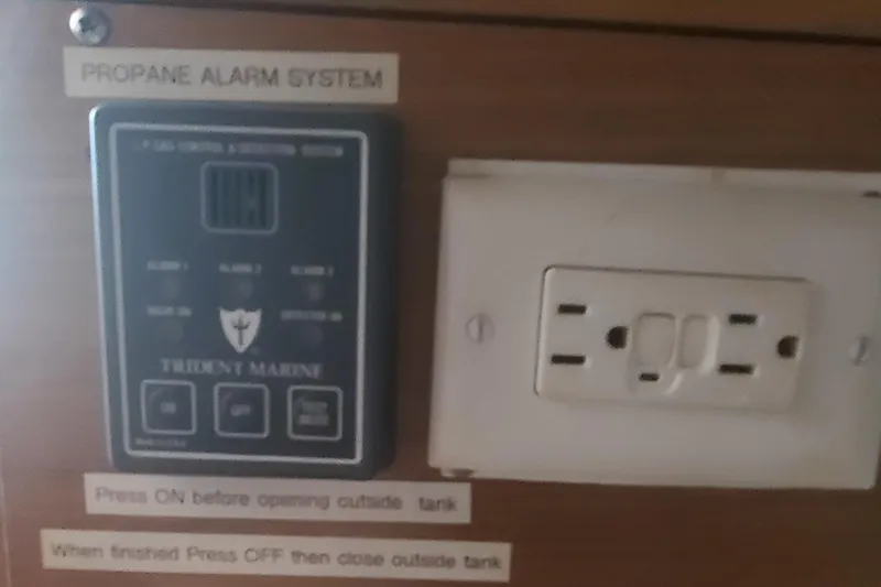Slide: The Image of Propane alarm system and electrical outlet on 1992 Fountaine Pajot Antigua 37. - 48