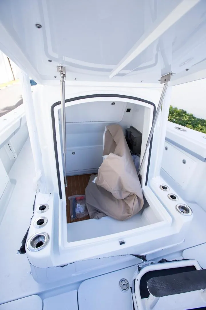 Slide: The Image of Yellowfin 32 2025 - 9