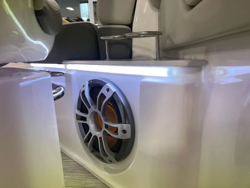 Slide: The Image of Sea Ray SLX 400 2024 - 50