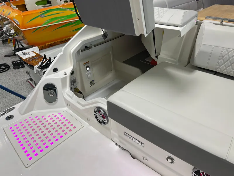 Slide: The Image of Sea Ray SLX 400 2024 - 57