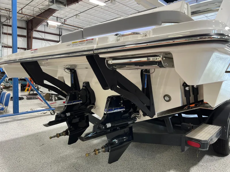 Slide: The Image of Sea Ray SLX 400 2024 - 61