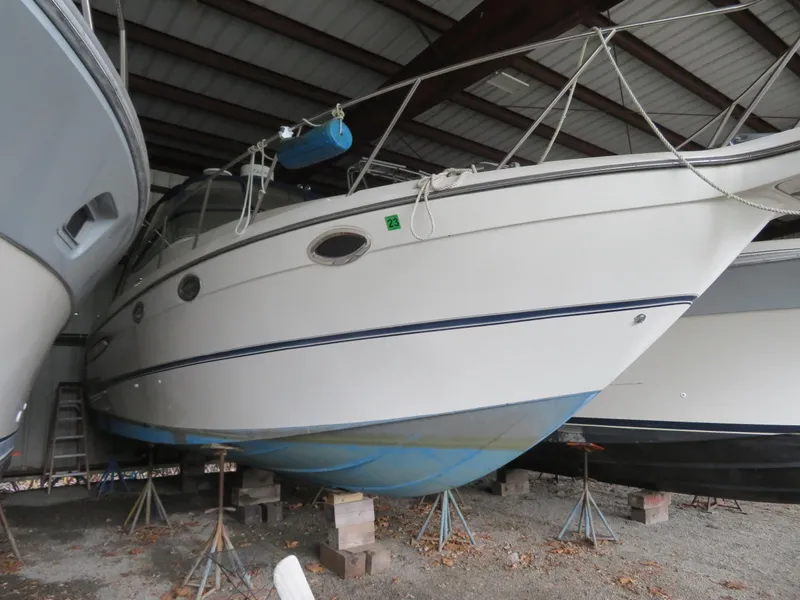The Image of 2005 Maxum 3300 SE boat stored indoors on stands. - 0