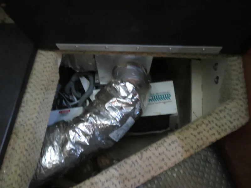 Slide: The Image of 2005 Maxum 3300 SE boat interior showing ductwork and wiring. - 16