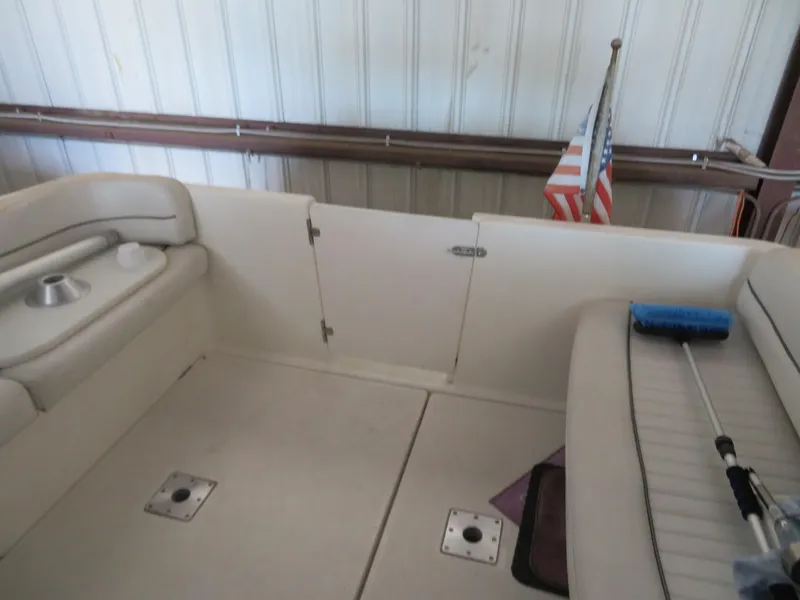Slide: The Image of 2005 Maxum 3300 SE boat interior with seating and American flag. - 25