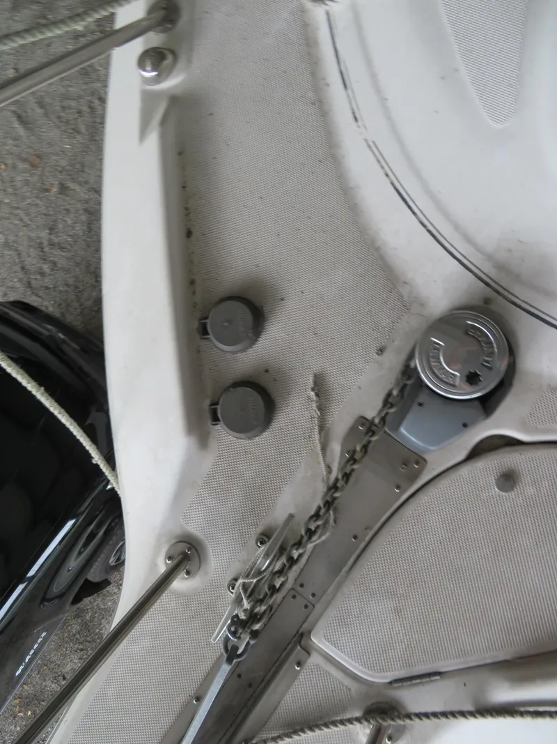 Slide: The Image of 2005 Maxum 3300 SE boat deck with anchor chain and fittings. - 29