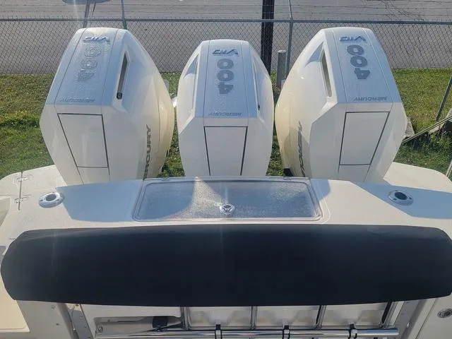 Slide: The Image of Boston Whaler 360 Outrage 2024 - 10