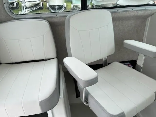 Slide: The Image of Parker Marine 2520 XLD Sport Cabin 2023 - 6