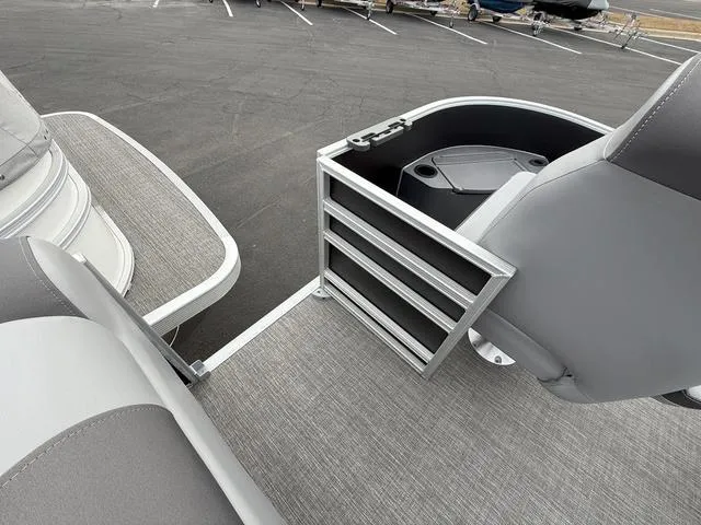 Slide: The Image of Bennington S Fishing 20 SF Pontoon 2024 - 11