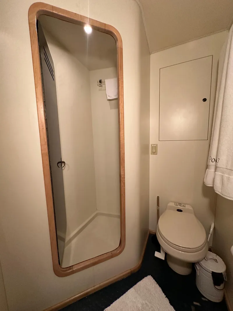 Slide: The Image of Donzi Custom Enclosed Flybridge 1996 - 63