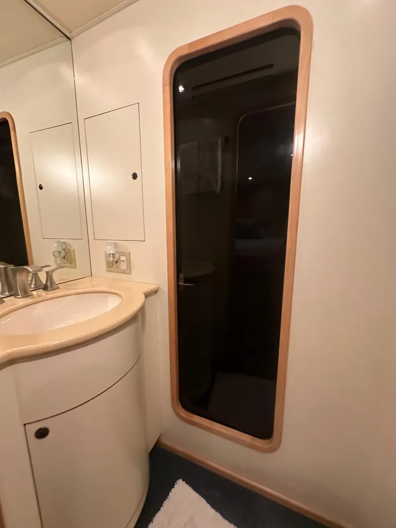 Slide: The Image of Donzi Custom Enclosed Flybridge 1996 - 72