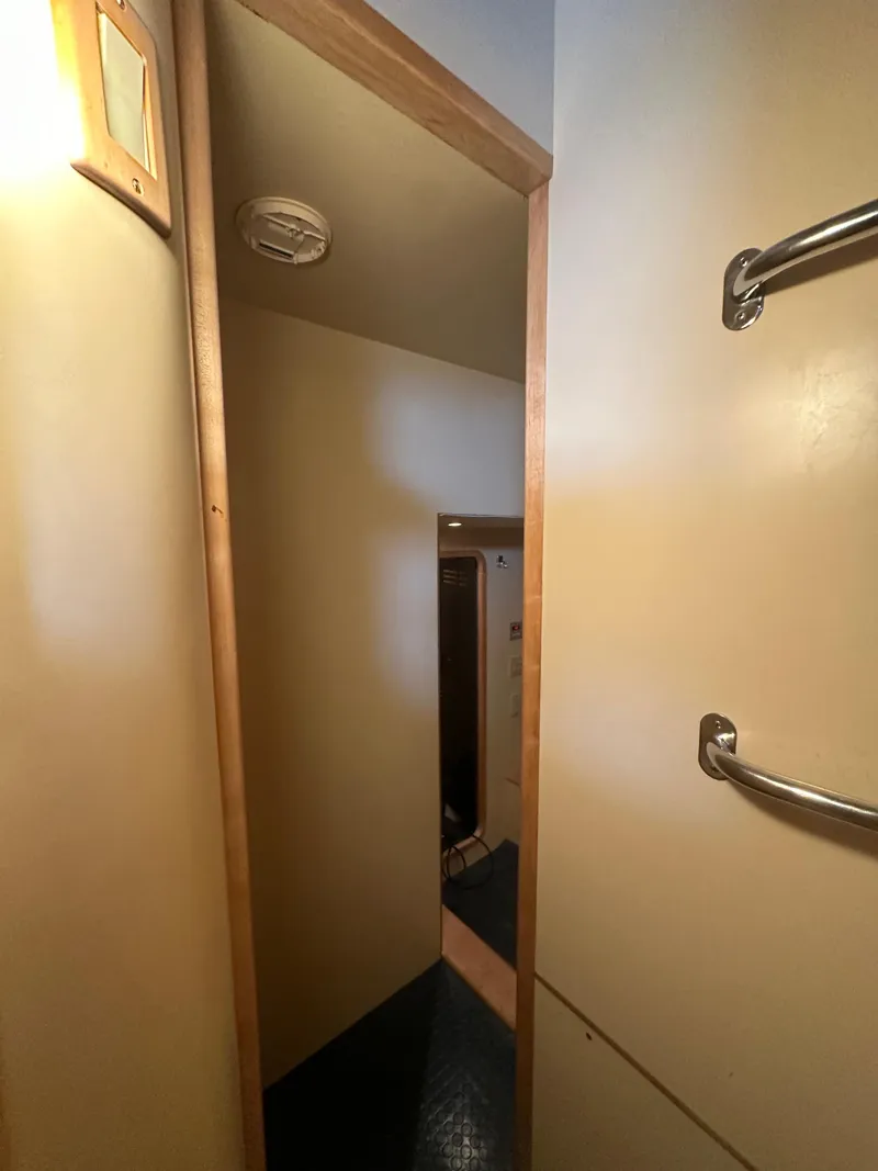 Slide: The Image of Donzi Custom Enclosed Flybridge 1996 - 90