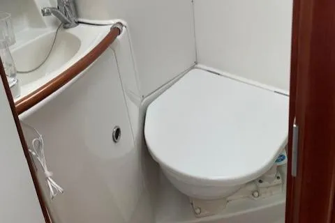 Slide: The Image of 2005 Beneteau 423 yacht bathroom with sink and toilet. - 36