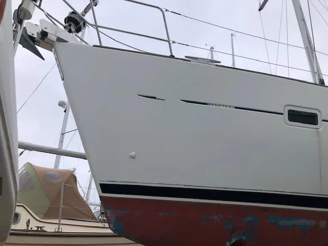 Slide: The Image of 2005 Beneteau 423 sailboat on land, showing hull and deck details. - 42