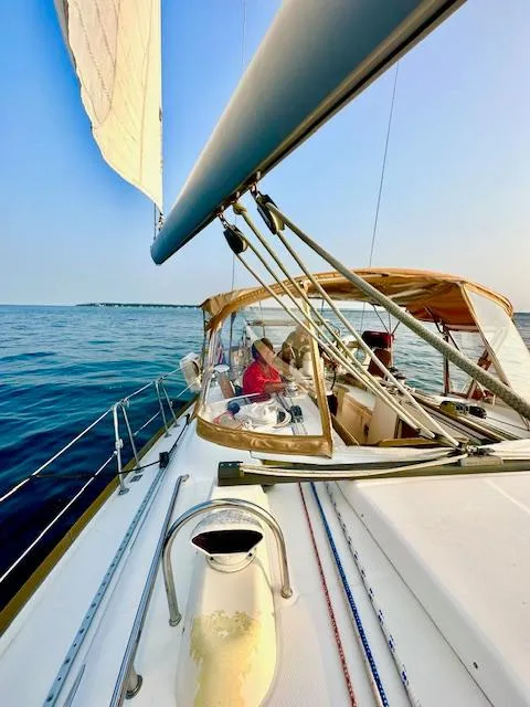 Slide: The Image of 2005 Beneteau 423 sailboat on open water, clear sky, and visible sails. - 9