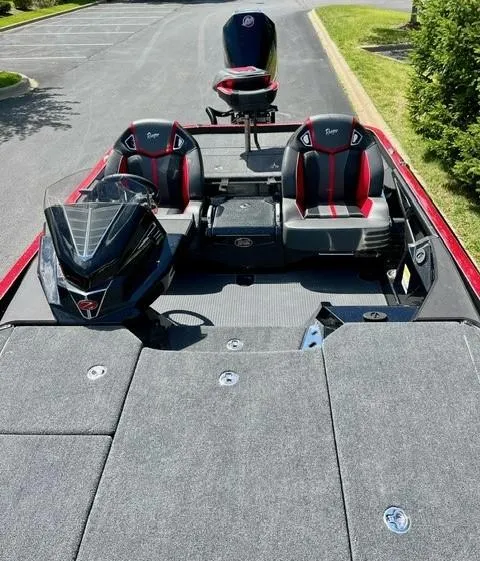 Slide: The Image of 2024 Ranger Z521R Ranger Cup Equipped boat with dual seating and modern design. - 4