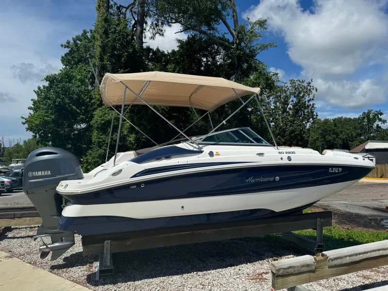Slide: The Image of 2023 Hurricane SunDeck 2200 DC OB boat with Yamaha outboard motor. - 10