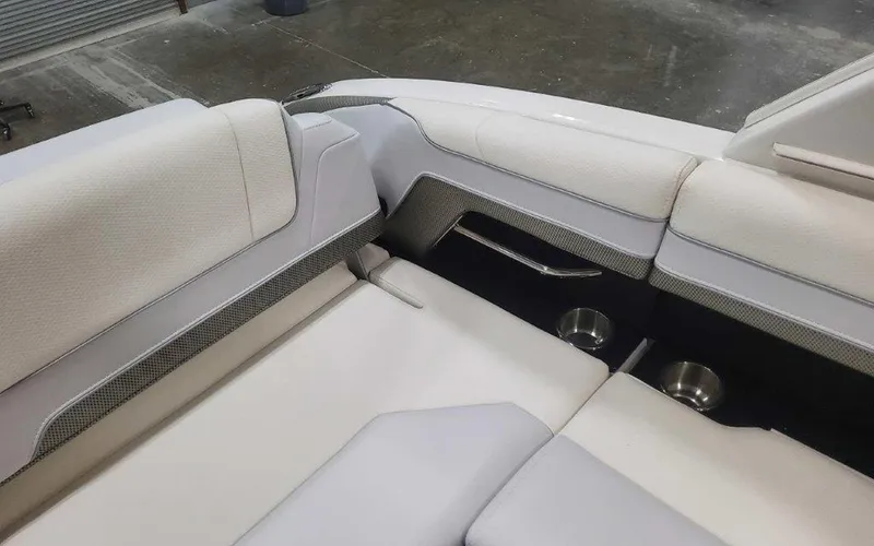 Slide: The Image of Formula 330 Crossover Bowrider I/O 2025 - 60