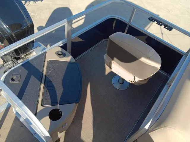 Slide: The Image of Sun Tracker Bass Buggy 18 DLX 2024 - 10