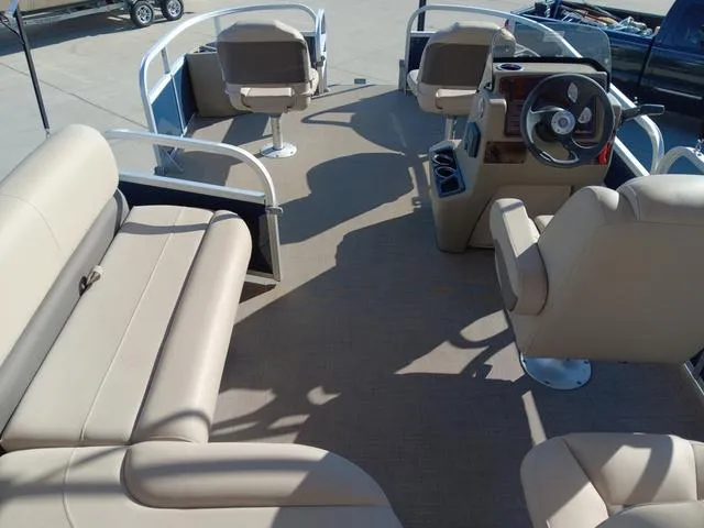 Slide: The Image of Sun Tracker Bass Buggy 18 DLX 2024 - 11