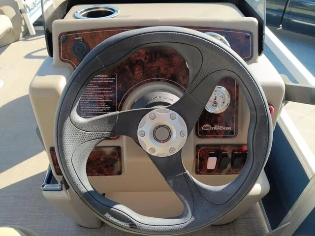 Slide: The Image of Sun Tracker Bass Buggy 18 DLX 2024 - 15