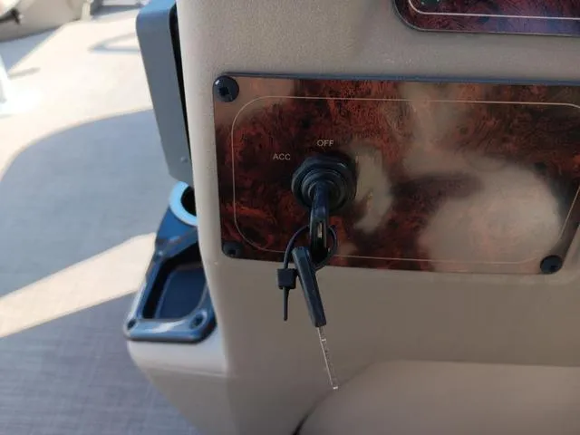 Slide: The Image of Sun Tracker Bass Buggy 18 DLX 2024 - 17