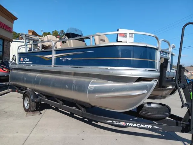 Slide: The Image of Sun Tracker Bass Buggy 18 DLX 2024 - 4