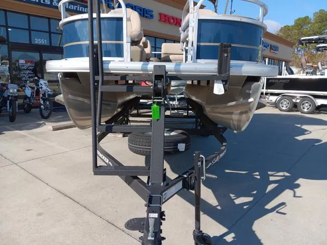 Slide: The Image of Sun Tracker Bass Buggy 18 DLX 2024 - 5