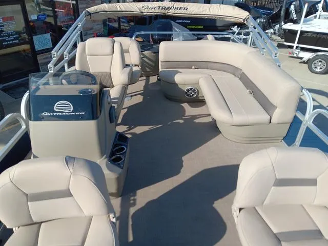 Slide: The Image of Sun Tracker Bass Buggy 18 DLX 2024 - 6