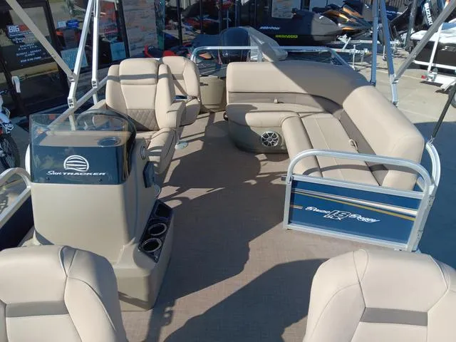 Slide: The Image of Sun Tracker Bass Buggy 18 DLX 2024 - 7