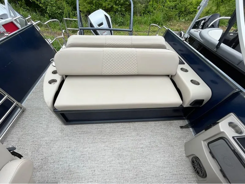 Slide: The Image of Premier 230 Solaris RL 2022 - 10