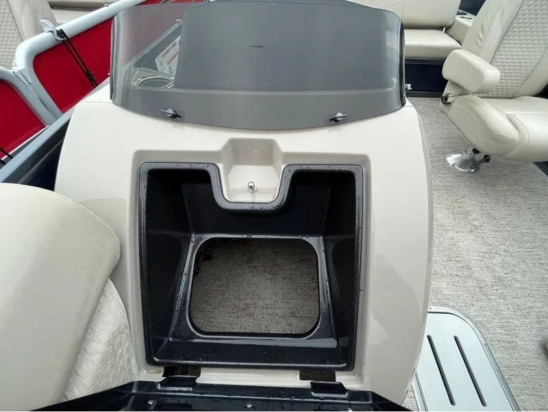 Slide: The Image of Premier 230 Solaris RL 2022 - 13