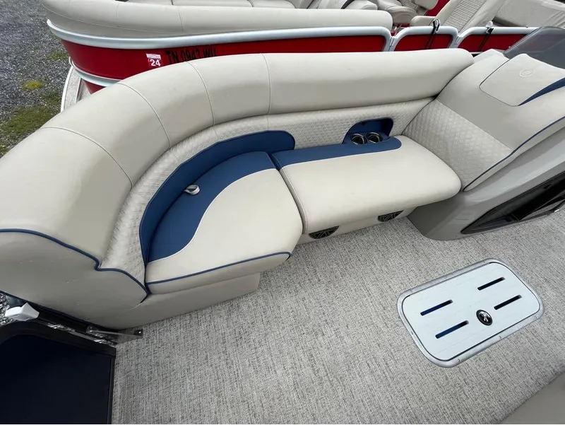 Slide: The Image of Premier 230 Solaris RL 2022 - 15