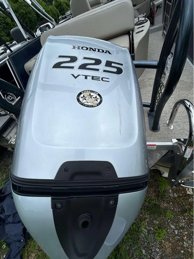 Slide: The Image of Premier 230 Solaris RL 2022 - 16