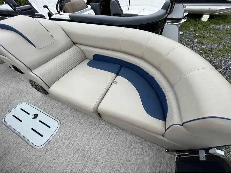 Slide: The Image of Premier 230 Solaris RL 2022 - 17