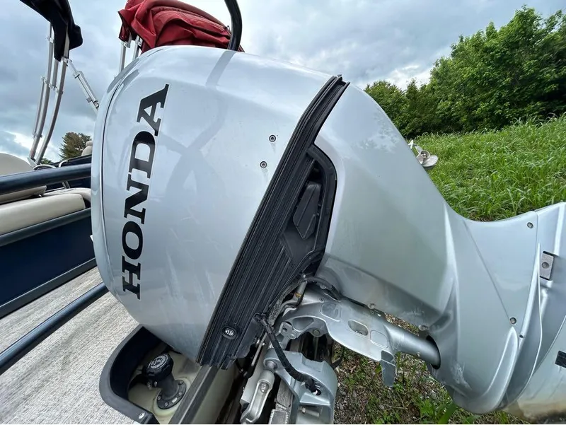 Slide: The Image of Premier 230 Solaris RL 2022 - 23