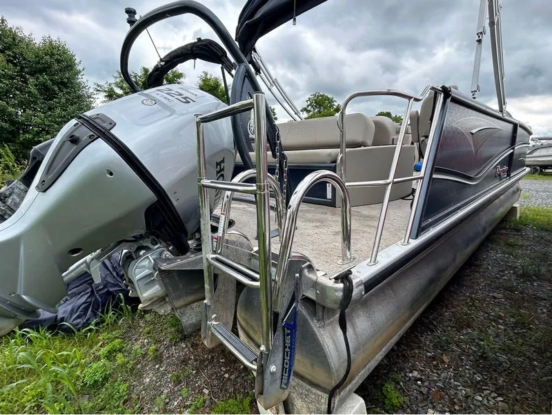 Slide: The Image of Premier 230 Solaris RL 2022 - 25