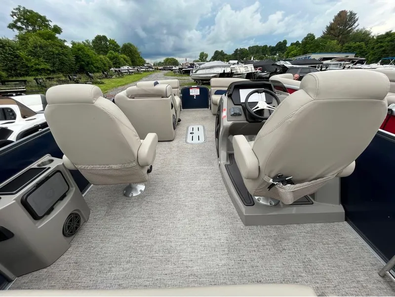 Slide: The Image of Premier 230 Solaris RL 2022 - 31