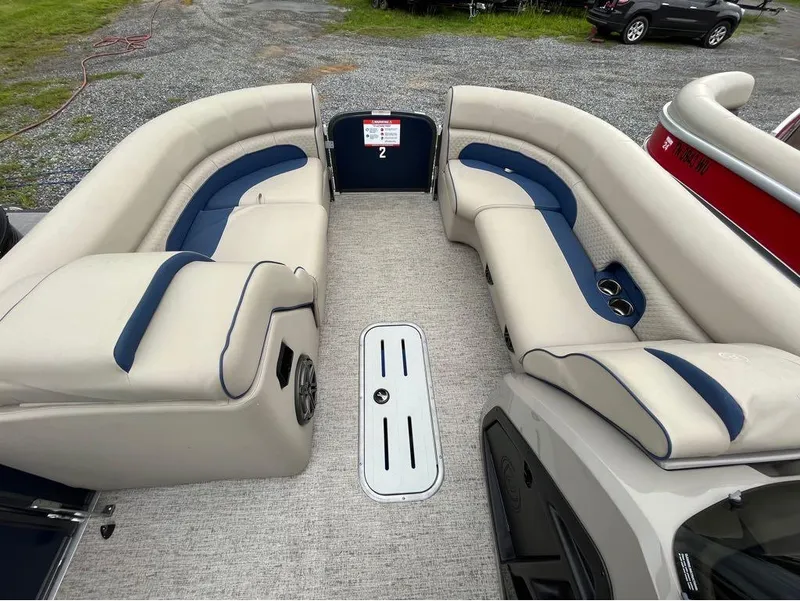 Slide: The Image of Premier 230 Solaris RL 2022 - 4