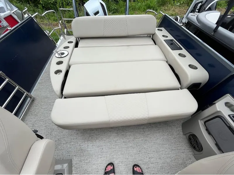 Slide: The Image of Premier 230 Solaris RL 2022 - 7