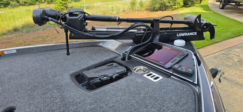 Slide: The Image of 2024 Ranger Z521R boat with Lowrance electronics and Ghost trolling motor on deck. - 4