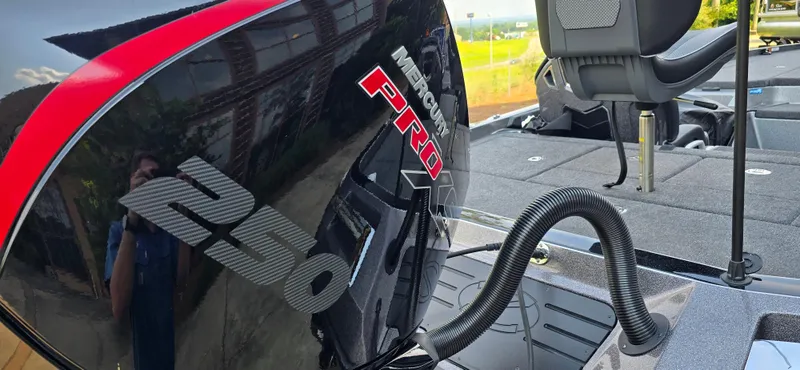 Slide: The Image of 2024 Ranger Z521R boat with Mercury Pro 250 engine, featuring sleek design and advanced equipment. - 7
