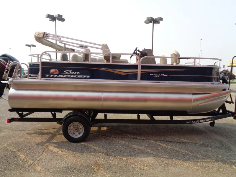Slide: The Image of 2024 Sun Tracker Bass Buggy 18 DLX pontoon boat on trailer. - 3