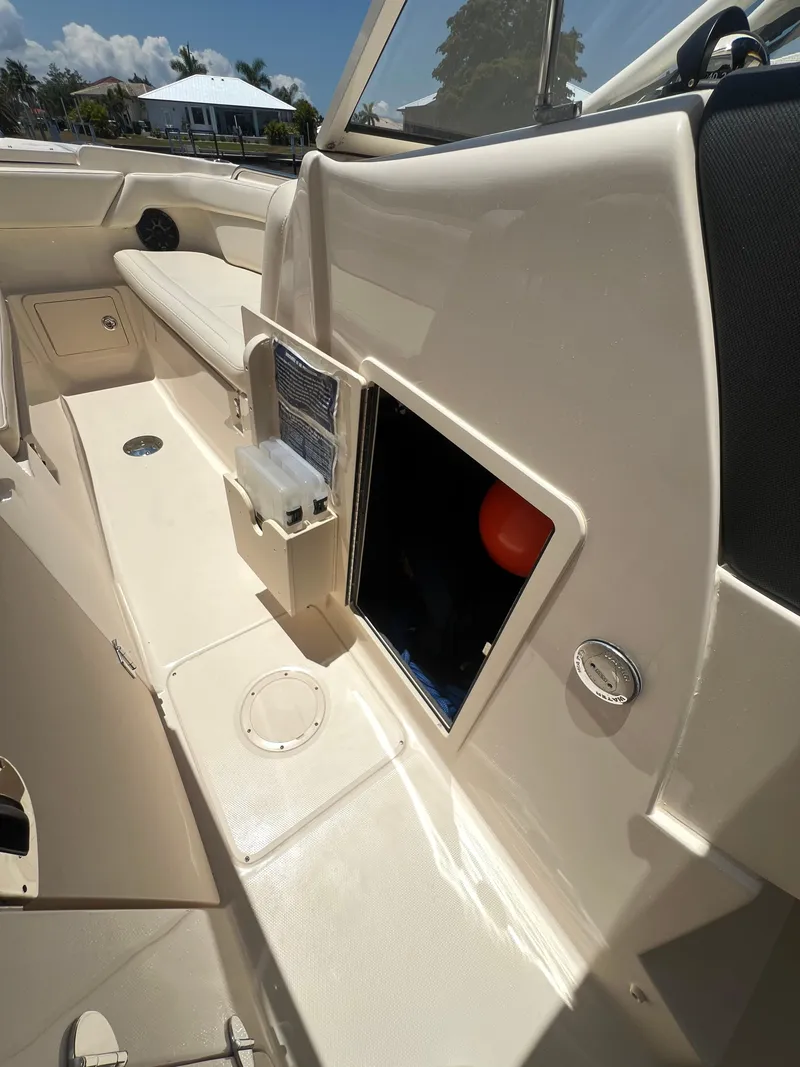 Slide: The Image of Grady-White 275 2019 - 18