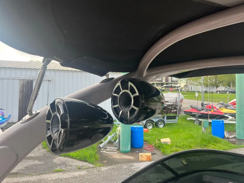 Slide: The Image of Speakers on a 2008 Malibu 21 vRide boat with outdoor background. - 4