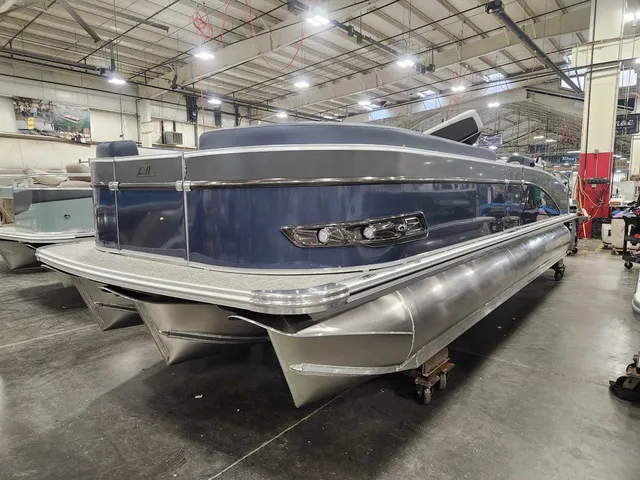 Slide: The Image of Avalon 2585 25 Catalina VRB 2026 - 6