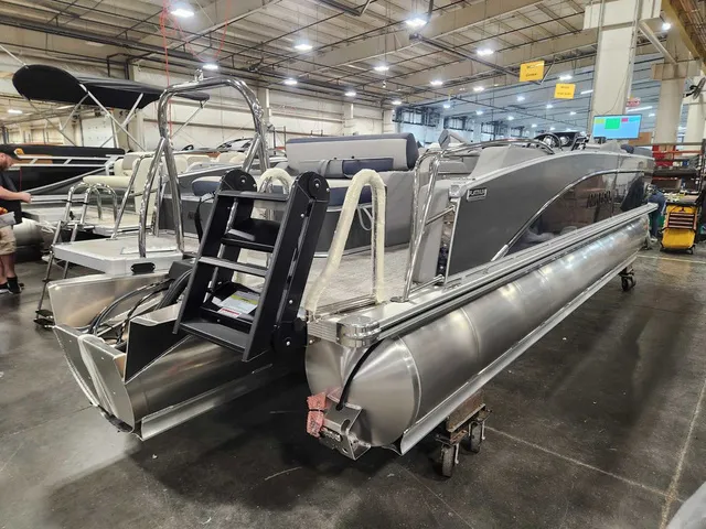 Slide: The Image of Avalon 2585 25 Catalina VRB 2026 - 7
