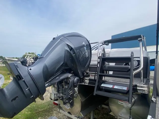 Slide: The Image of 2024 Barletta CORSA 23 QSSA boat with outboard motor and boarding ladder. - 7