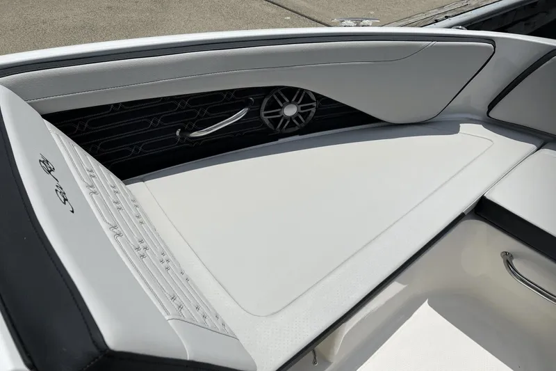 Slide: The Image of Sea Ray SPX 190 Outboard 2025 - 12